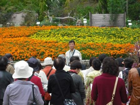 花の文化園で園長の説明を受ける.JPGのサムネイル画像
